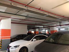 -绿地缤纷城-停车场