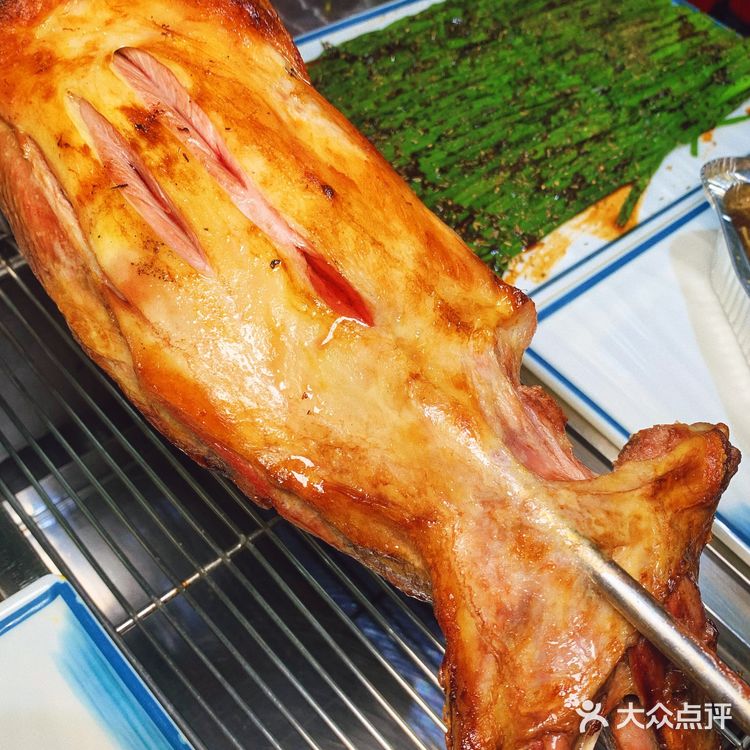 今年夏天有点豪横，吃了一条烤羊腿[调皮]