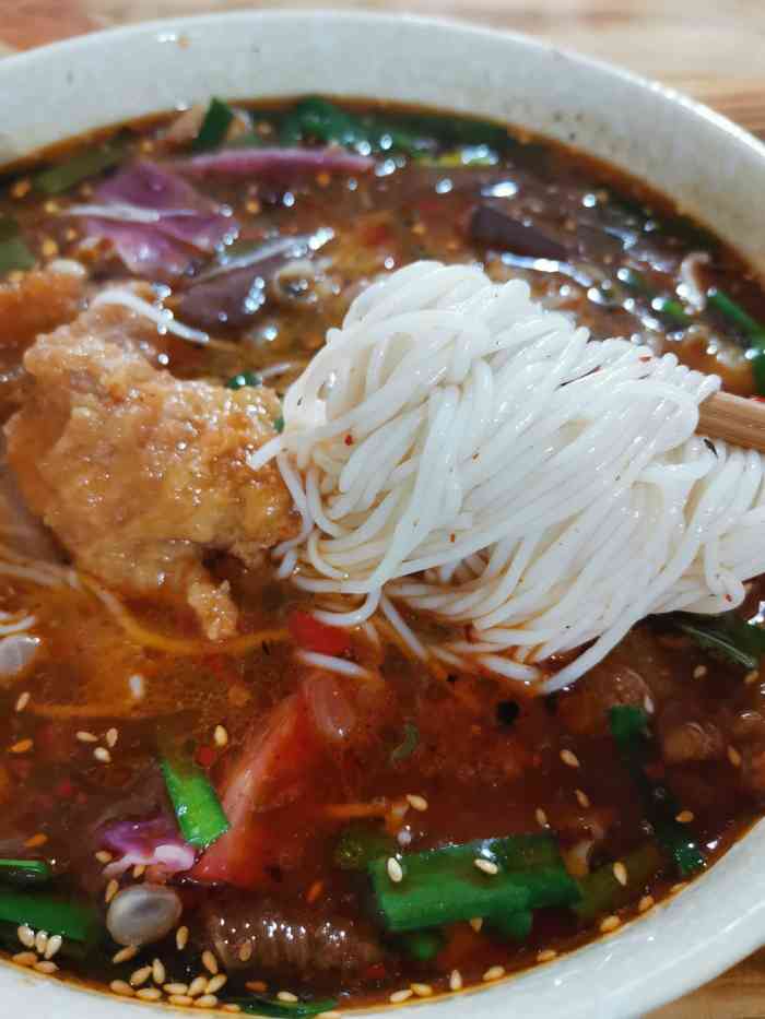文山酸汤米线(首味12分店)-"从古镇往这条商业街走,一直逛到这家,外地