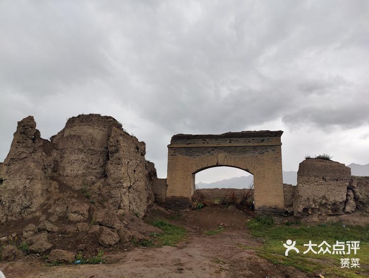 从兰州往西宁走,一路上有很多明城墙遗址,-大众点评