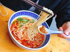 辣肉面加鸡毛菜-沪西老弄堂面馆(定西路店)