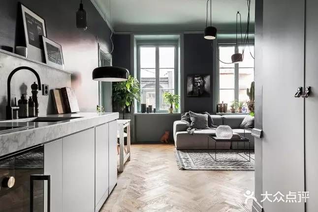 暗色系也能很出彩啦 