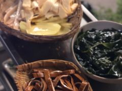 -茅草房·河畔园林火锅