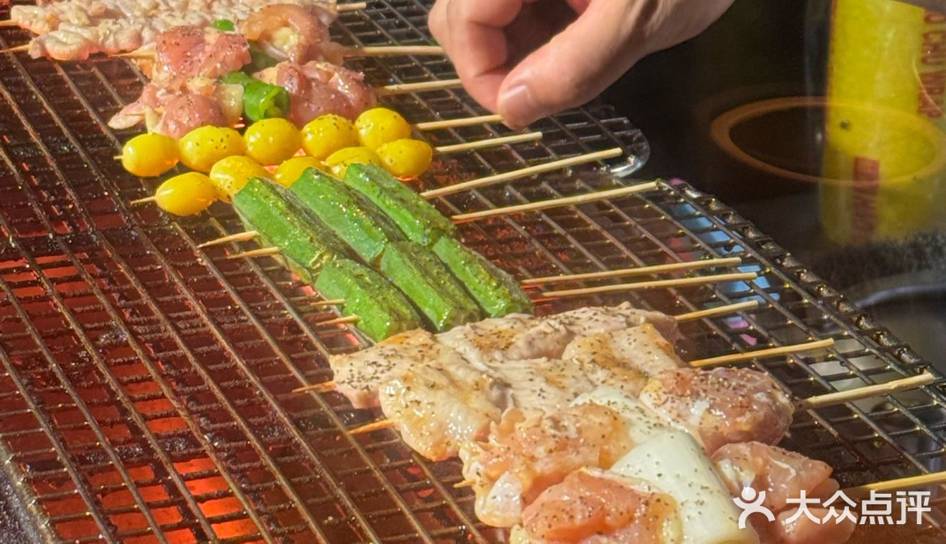 日式居酒屋的氛围，开放式的厨房。特别有氛围