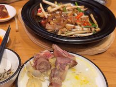 -帅巴人舅母子腊蹄民俗村