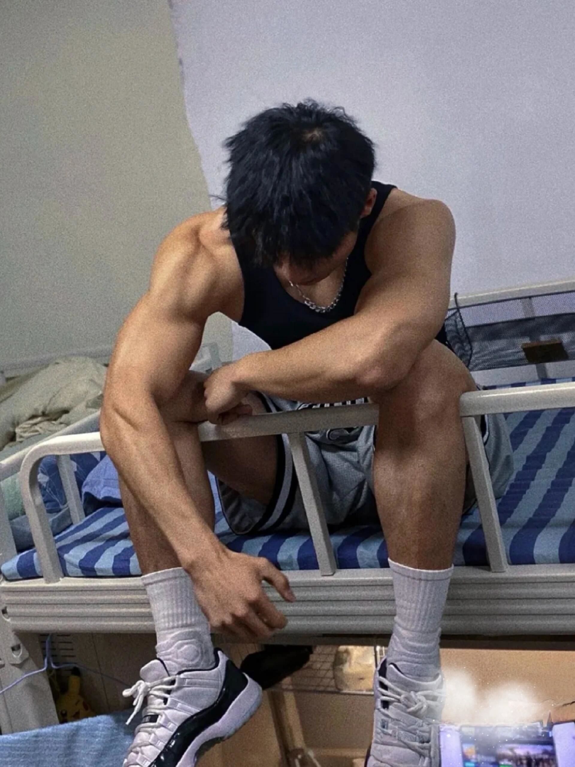 小肌肉男孩秀肌肉