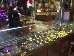 -灵彩珠宝(朗香街店)