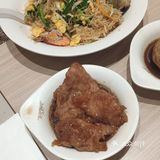 中午去大悦城吃个简餐，点了海鲜炒米线和酸菜鱼米粉