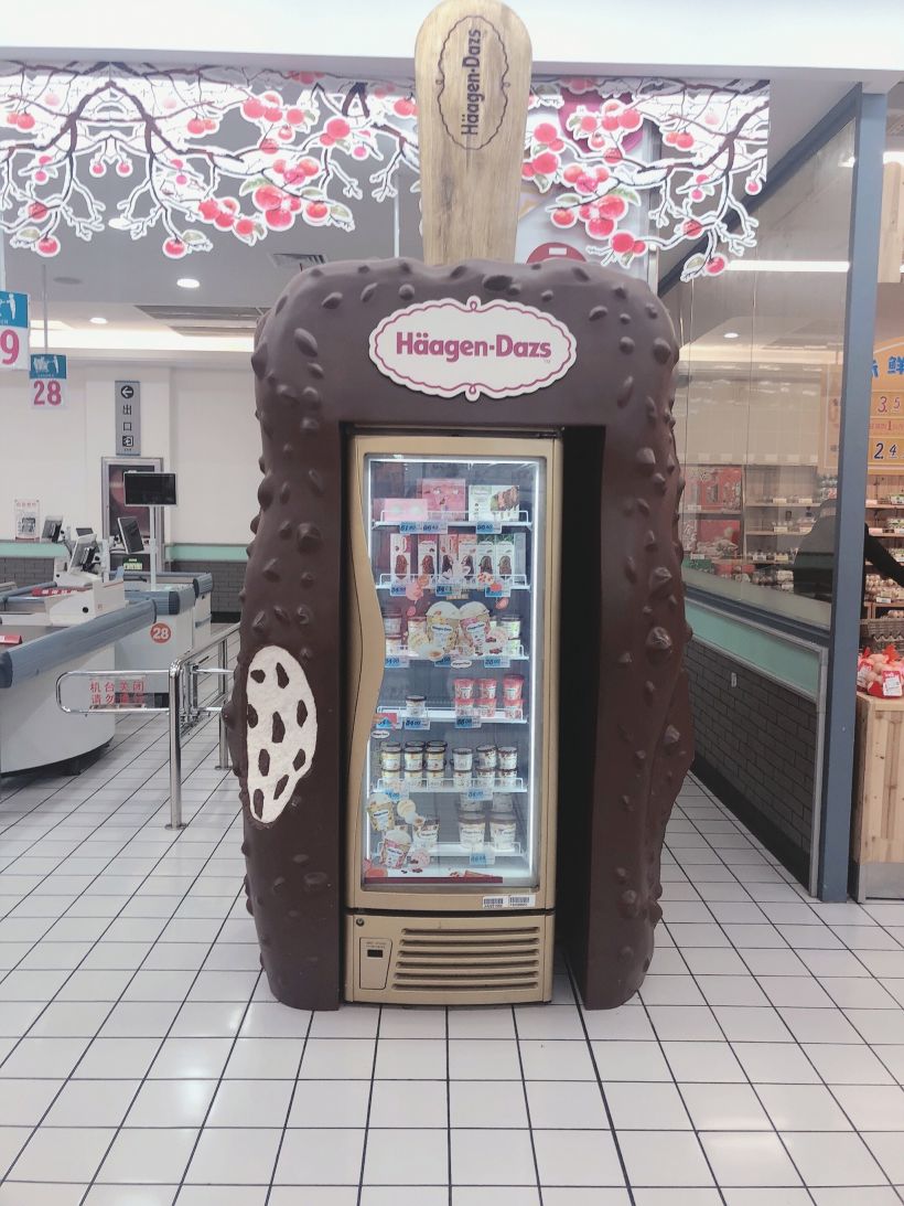 哈根达斯冰淇淋的冰柜造型做成冰淇淋的样子也太可爱了吧～话说好久没