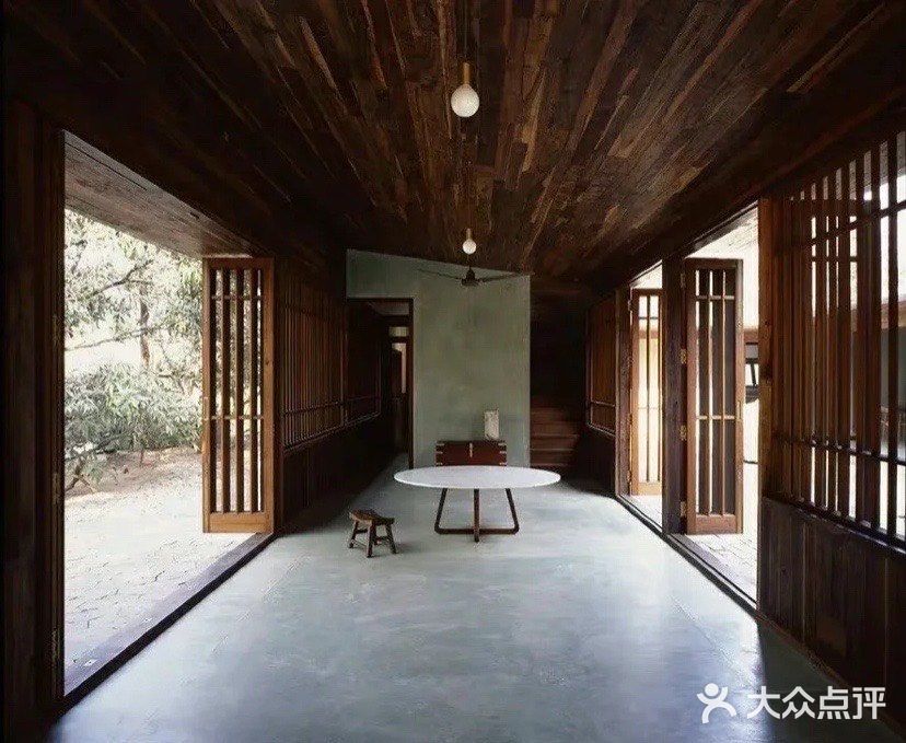 带泳池庭院老宅翻新侘寂风住宅