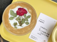滇红玫瑰乳扇拿铁-FOOOO CITY CLUB 孚乐里音乐西餐酒吧(悠方店)