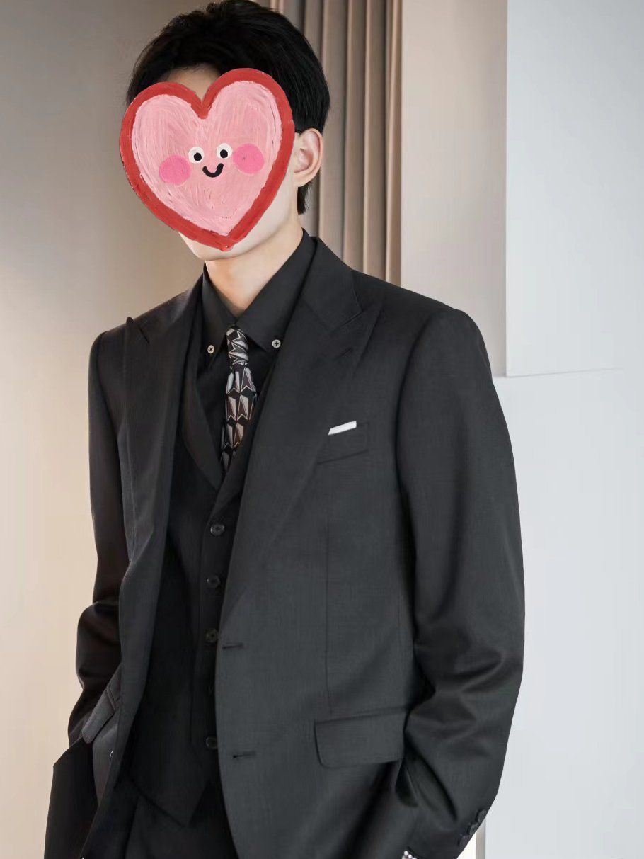 黑色西装内搭黑衬衫
时髦个性,并且性