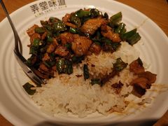 辣椒炒肉盖码饭-弄堂咪道-饭香·面香·馄饨香(钦州北路田尚坊店)