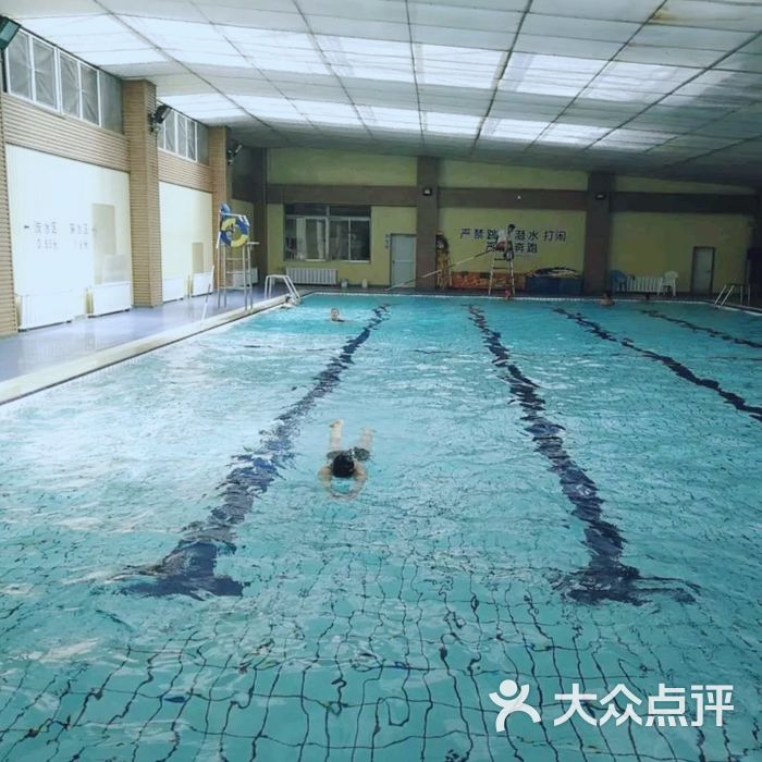 半岛花园游泳馆