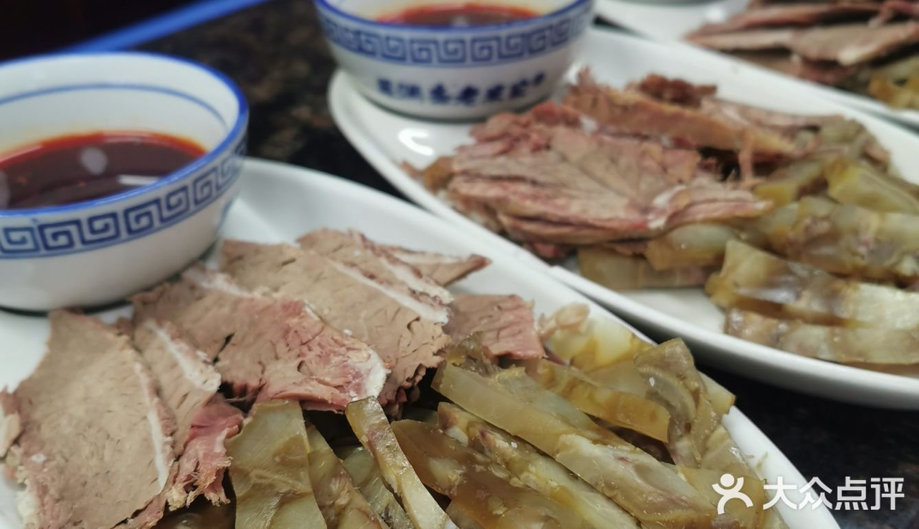 只要营业随时都时都有免费的茶水和泡馍汤，自己去打