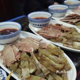 只要营业随时都时都有免费的茶水和泡馍汤，自己去打