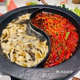 自带一道菜的量。拿个手环明档自选涮品，品种很齐全