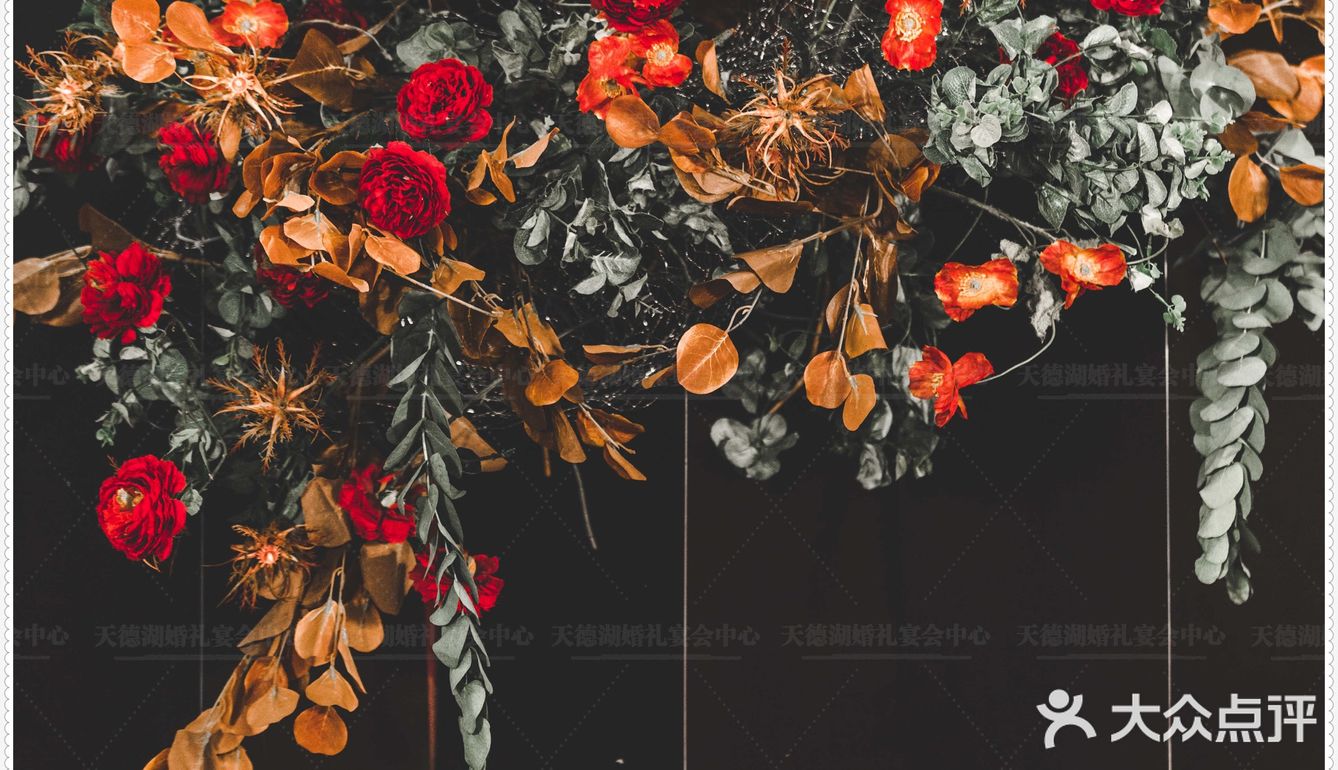 繁茂的枝条和精致的花艺打造了完美的室内森林🌲， 恰到好处[亲亲]