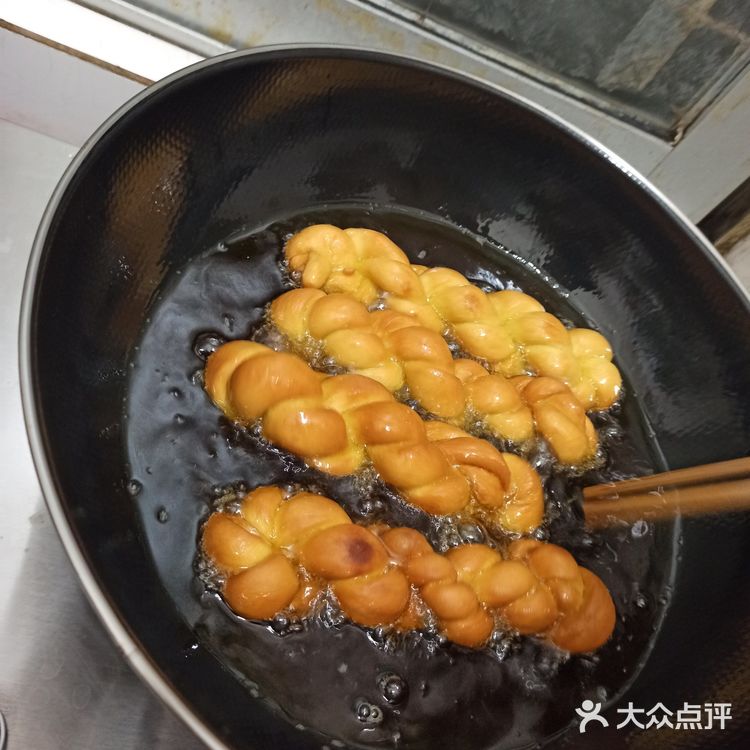 朋友圈里看到有人自己做麻花，老公说他也很想吃