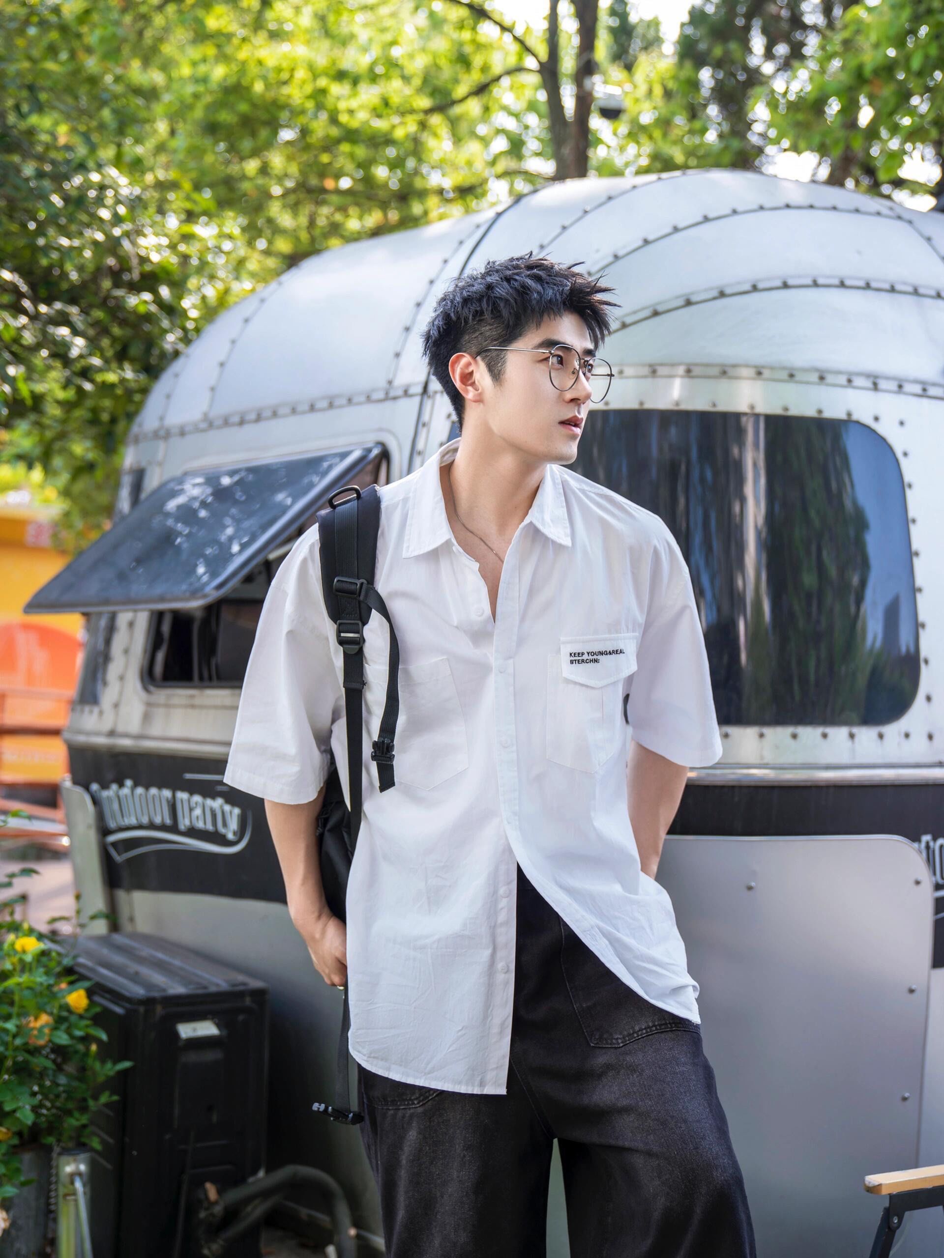 夏日街头的时尚潮男