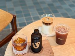 -彳亍咖啡·这里(水湾路店)