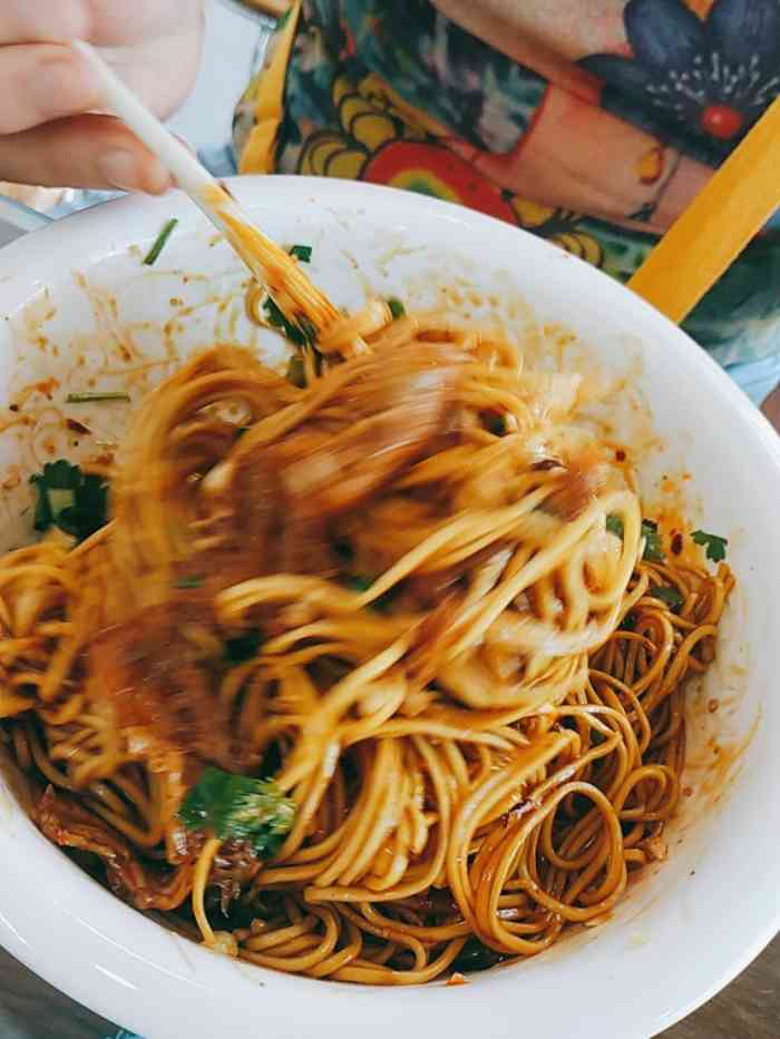 余小二面馆(四方坪总店)-"四方坪双拥路那边当街的一个面店,去吃的人.