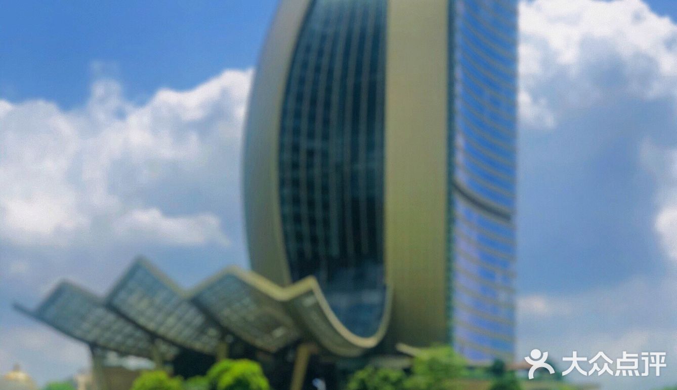 湖边还有小孩滑梯等娱乐设施