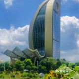 湖边还有小孩滑梯等娱乐设施