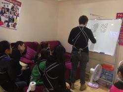 小姑娘认真的学习中-甲壳儿美甲美睫