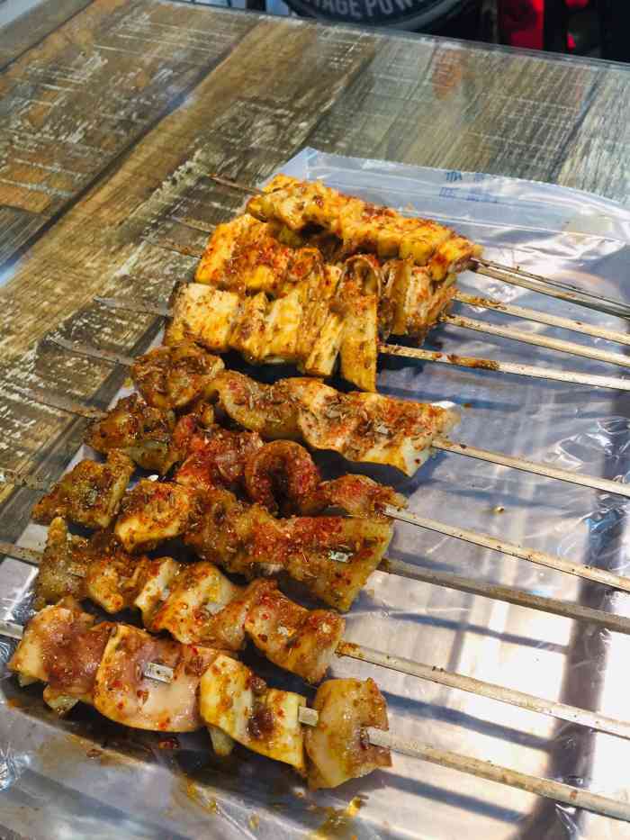 新疆亚克西烧烤-"已经好多年了生意还这么好是有原因的红柳.