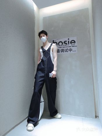 新开没多久的潮牌店 店内元素超级多 认识这家店的都知