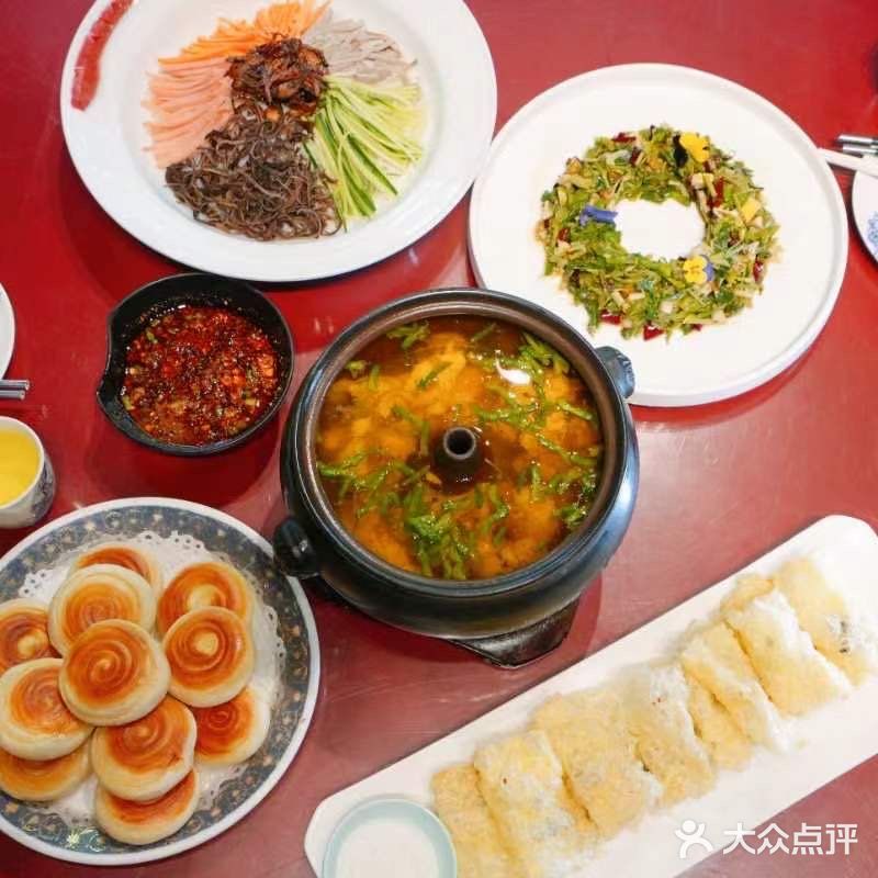 酒店共三层楼，装修很好，那种民国风！云南菜做的非常好吃