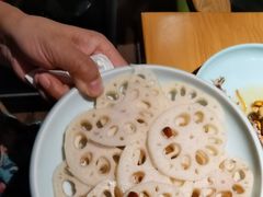 莲藕片-洪氏嗨捞·广东猪肚鸡·椰子鸡火锅(西咸万象城店)