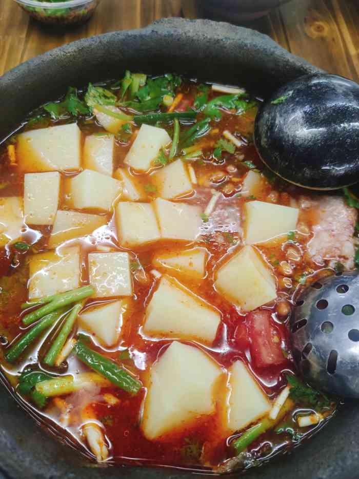 笔记安顺夺夺粉火锅-"砂锅的酸汤锅底加以卤水洋芋,米豆腐,肉末.