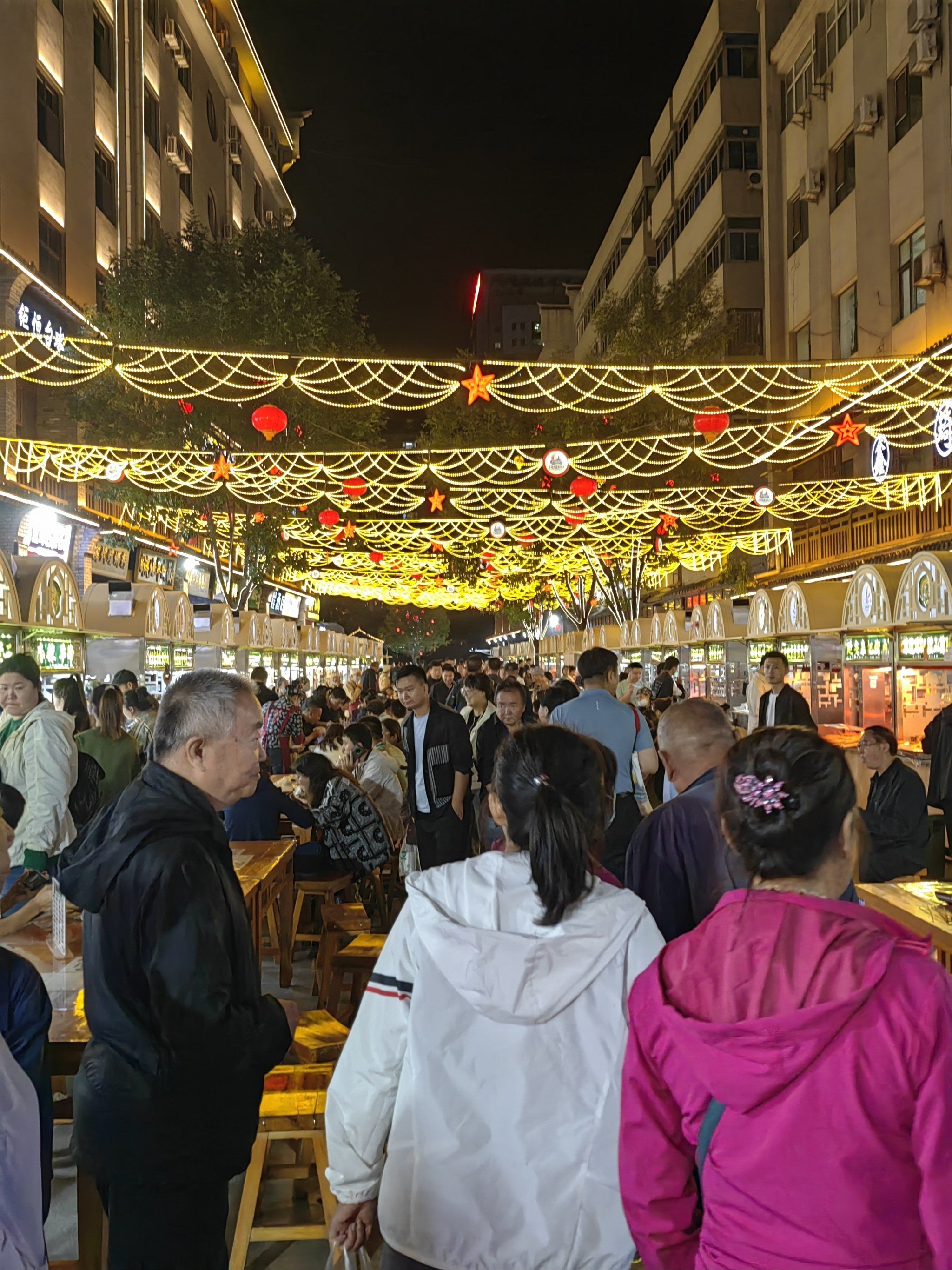 经朋友介绍,我们来逛逛「二道街夜市」,热闹的延安美食,小吃一条街
