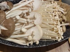 菌菇双拼-聚聚火锅.欢聚到半夜(静海店)