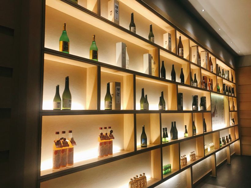 一排酒柜,很是瞩目.