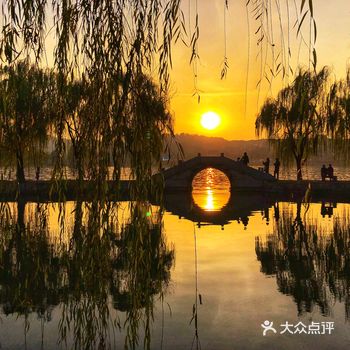 渔庄，是苏州石湖风景区边的一处园林，并不是饭店哦