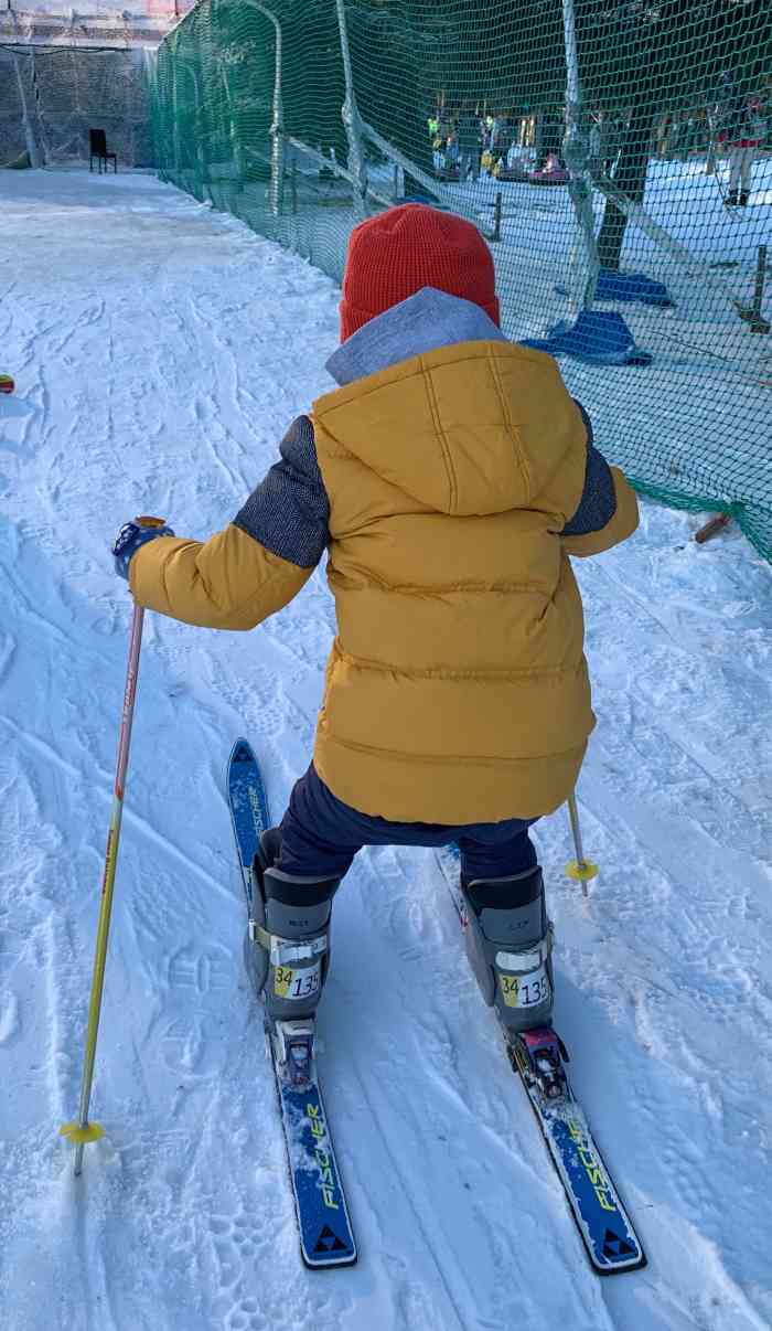 劳动公园滑雪场电话图片