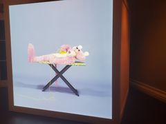 -Nathalie Djurberg与Hans Berg“牛皮纸包裹的月亮”-Prada荣宅当季展览