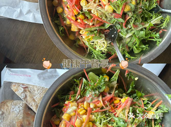 沙拉是一道色彩缤纷、营养丰富的美食