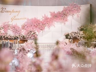 甜美粉色系  很多新娘在还是小女孩的时候就开始幻想自