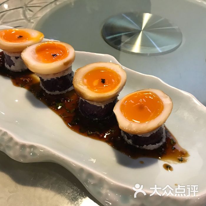 茶熏流心蛋伴黑鱼子酱配厚切茄子                 一粒米o