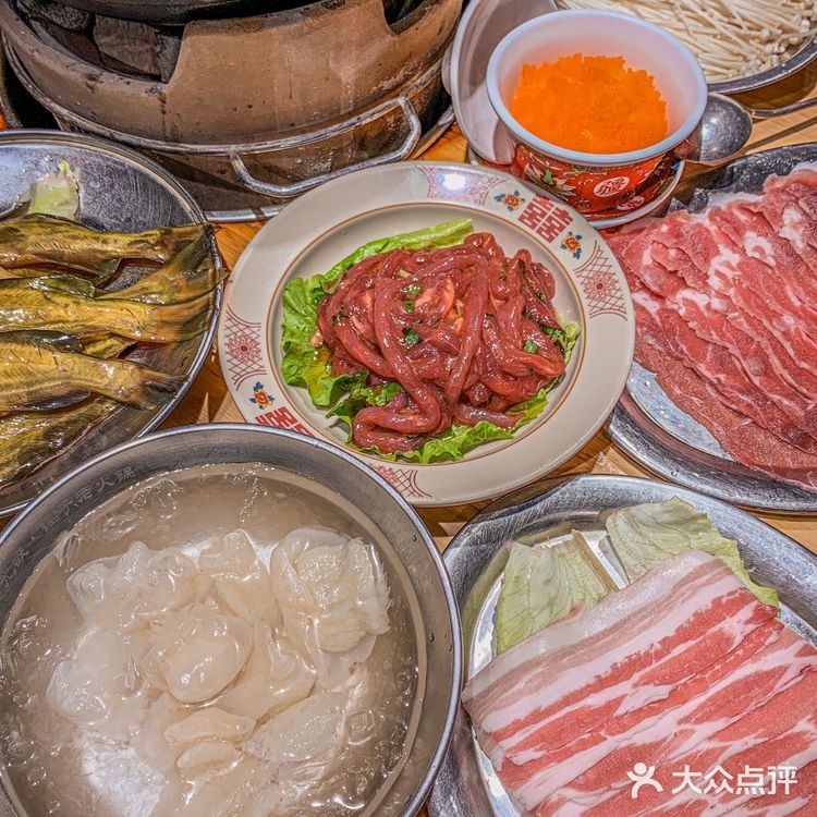 在万松园吃了开春的第一顿炭火老火锅，舒坦极了‼️