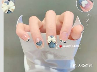 裸肤色或者底胶后用雾霾蓝画爱心
