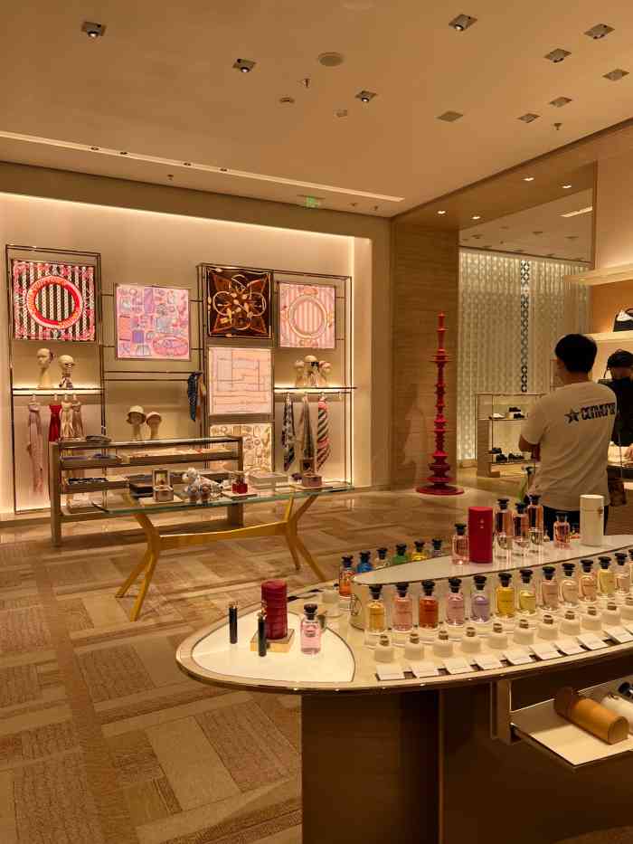 lv路易威登(罗湖万象城店)-"陪壕友逛街,工作日的下午爱马仕和lv门口.