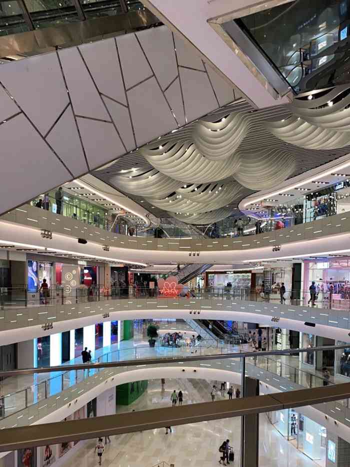 「环贸iapm商场」位于淮海路陕西南路  地铁1/10/12号线都能到  对面