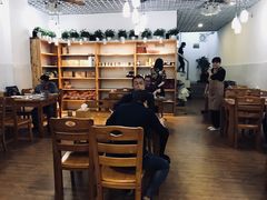 大堂-正宗普宁豆干坊·洪记砂锅粥(红领巾路店)