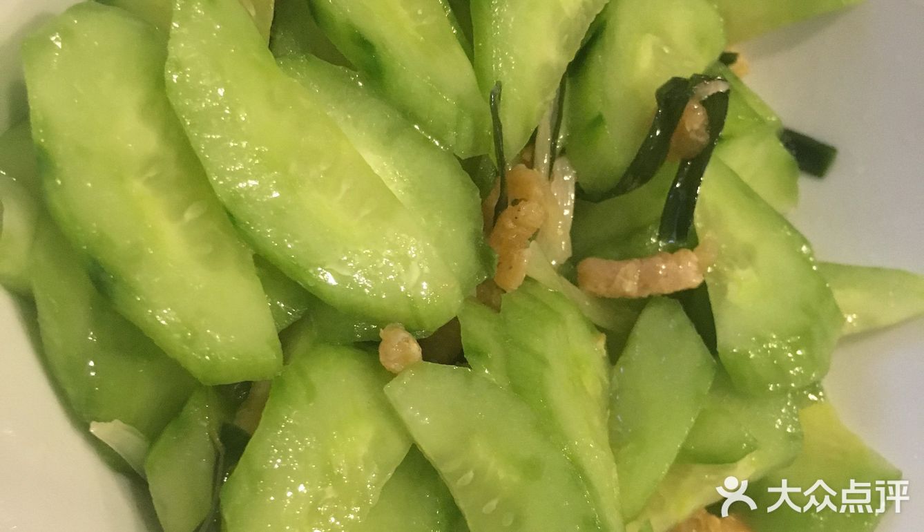 黄瓜切片备用 海米要洗干净滤干