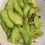 黄瓜切片备用 海米要洗干净滤干